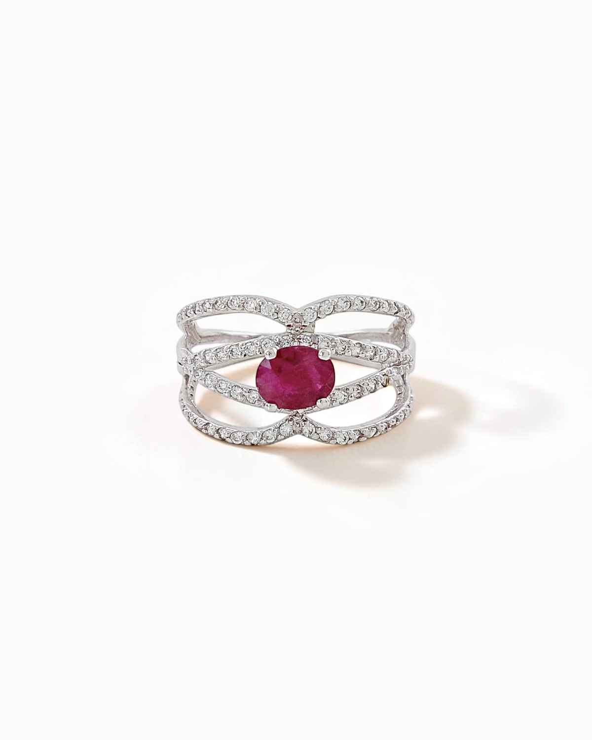 Anillo Granada de Rubí y Circonitas en Oro Blanco