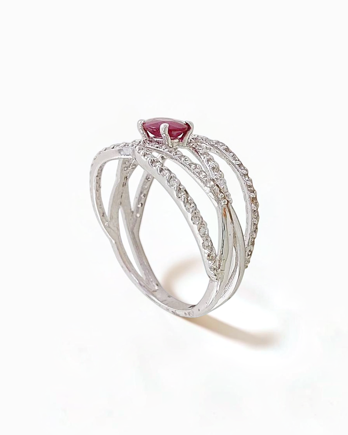 Anillo Granada de Rubí y Circonitas en Oro Blanco