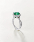 Anillo de Esmeralda y Doble Halo de Brillantes en Oro Blanco