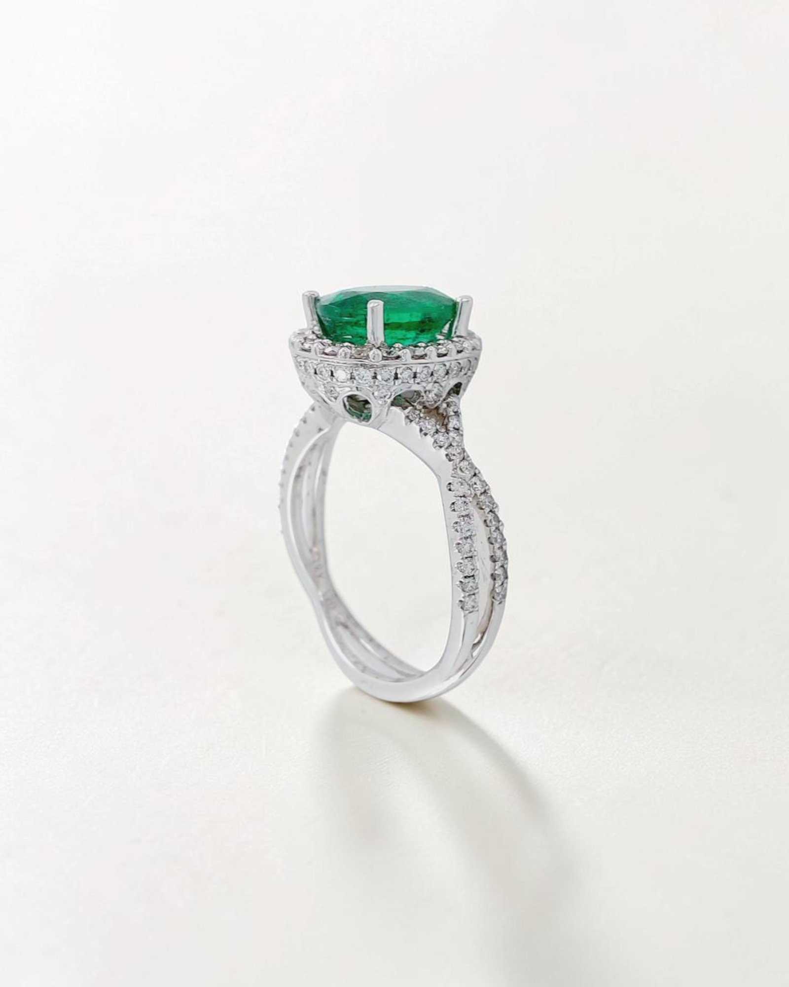 Anillo de Esmeralda y Doble Halo de Brillantes en Oro Blanco