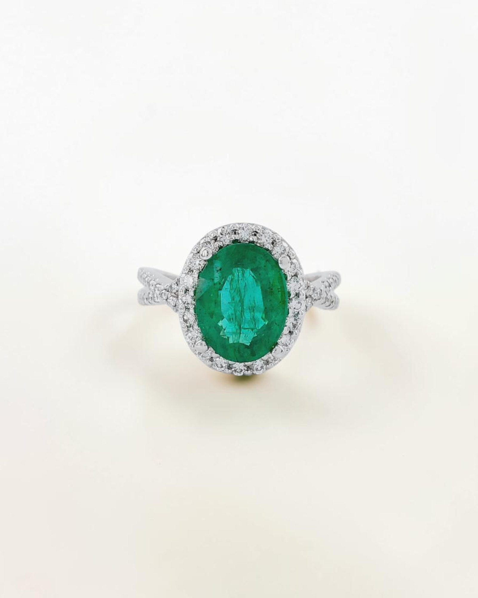 Anillo de Esmeralda y Doble Halo de Brillantes en Oro Blanco