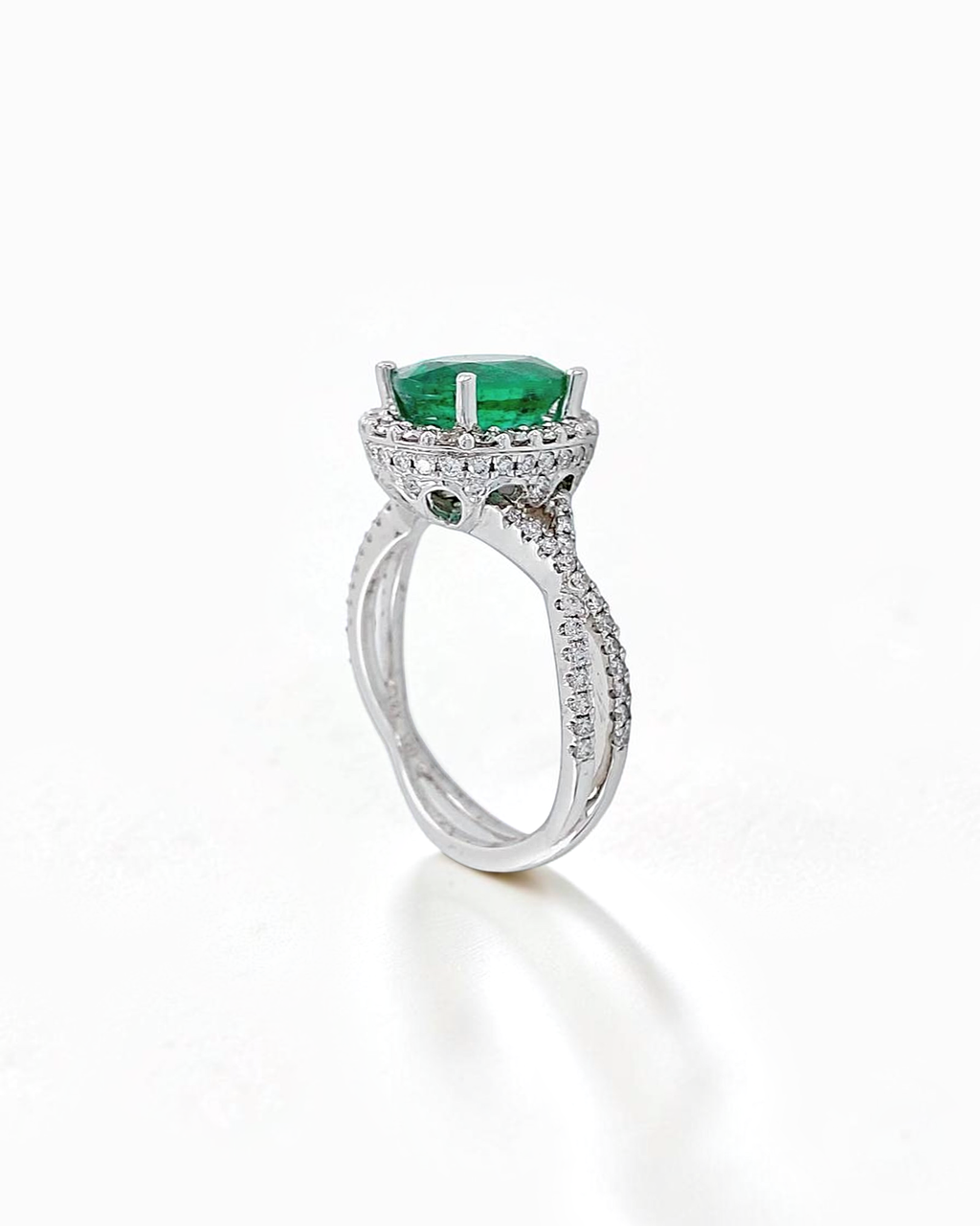 Anillo Viridia de Esmeralda y Doble Halo en Oro Blanco