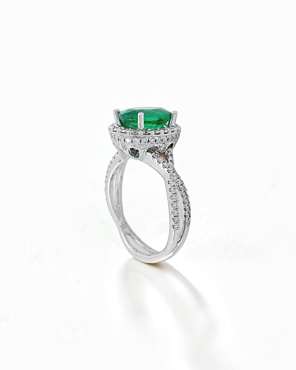 Anillo Viridia de Esmeralda y Doble Halo en Oro Blanco