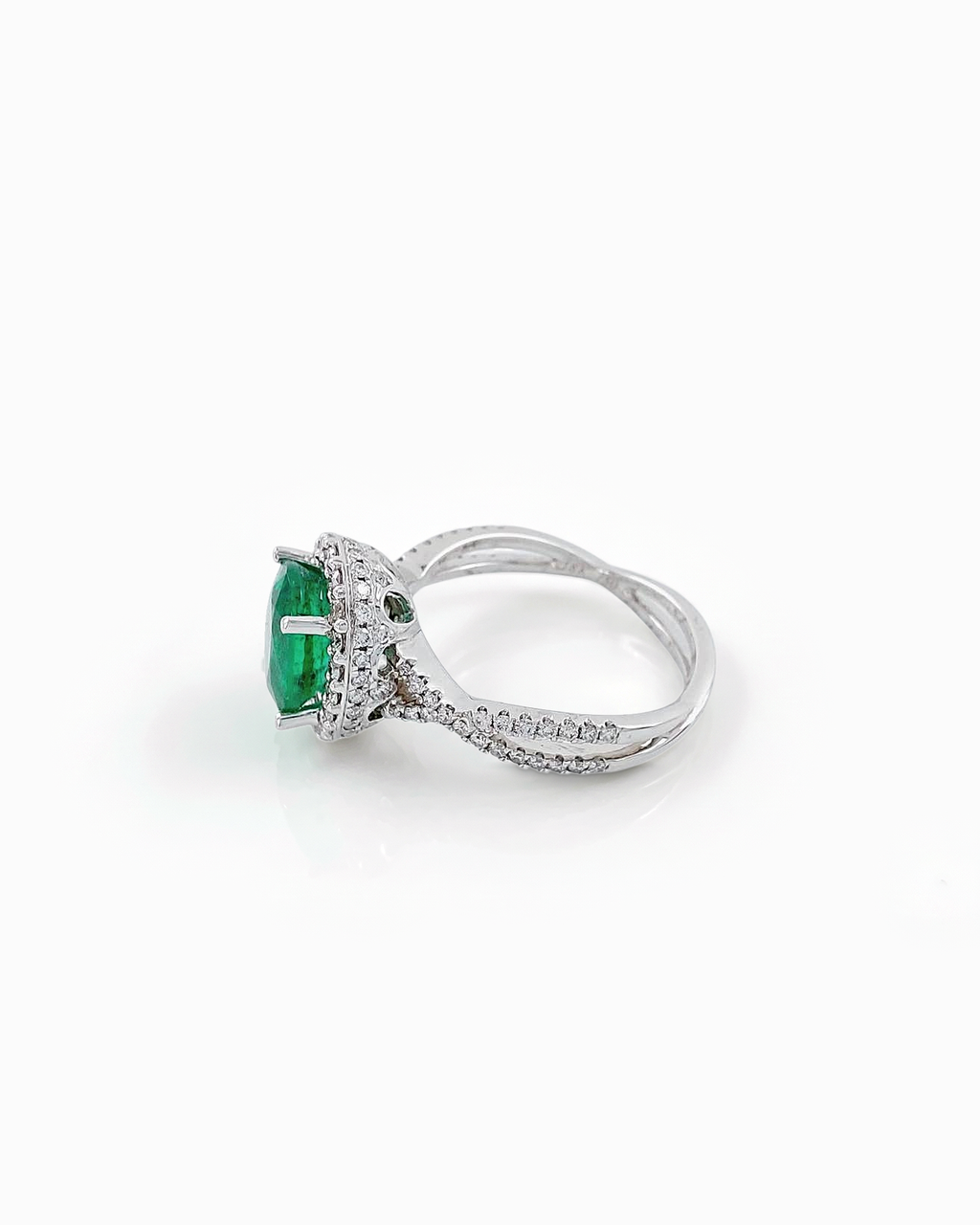 Anillo Viridia de Esmeralda y Doble Halo en Oro Blanco
