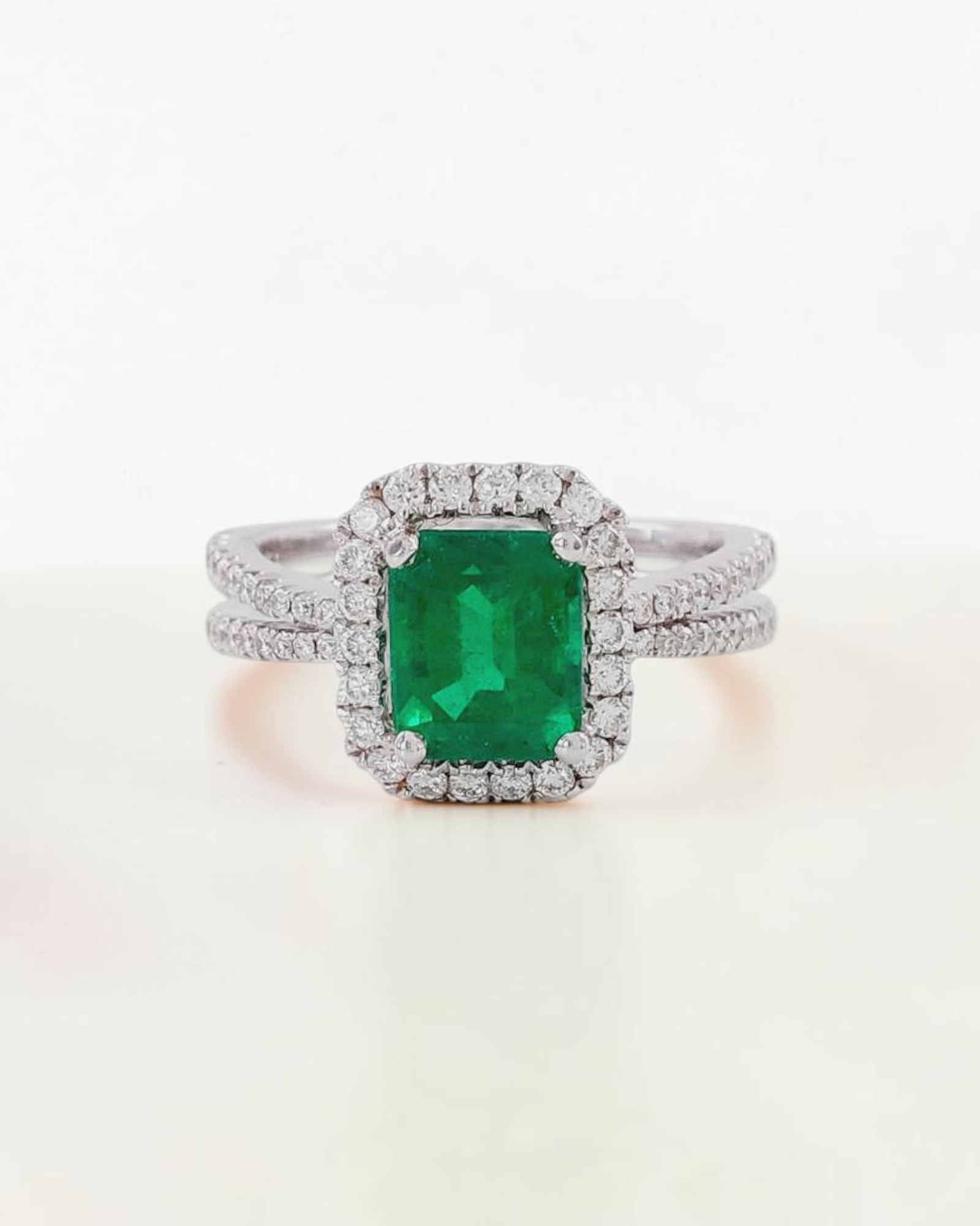 Anillo de Esmeralda Talla Esmeralda y Brillantes en Oro Blanco