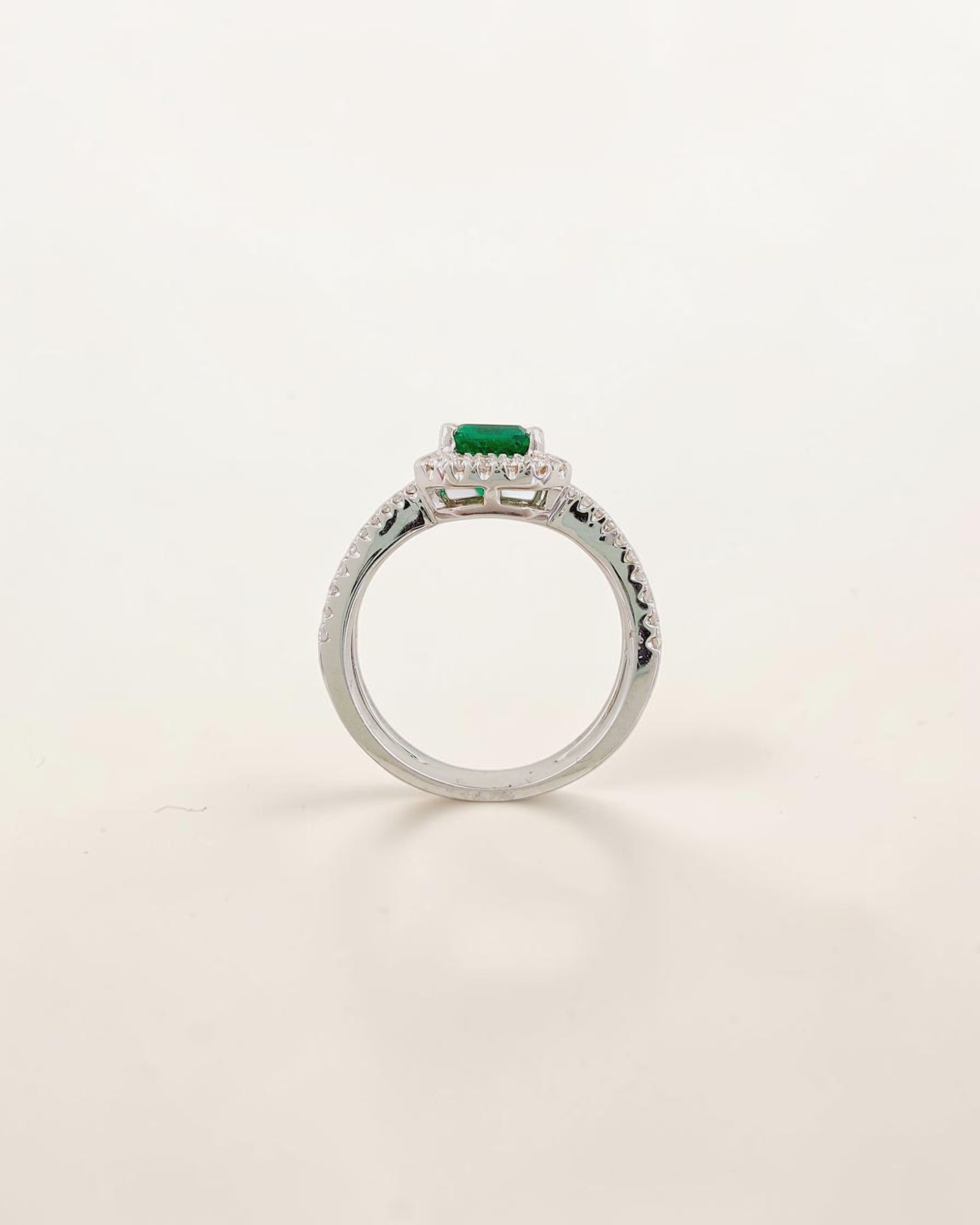 Anillo de Esmeralda Talla Esmeralda y Brillantes en Oro Blanco