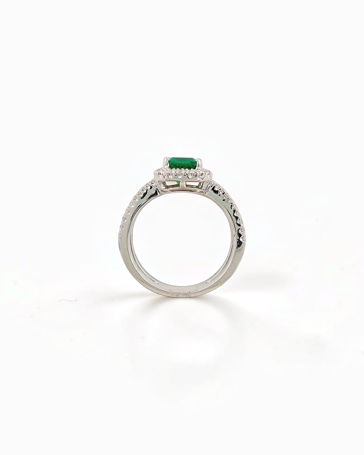 Anillo Verena de Esmeralda en Oro Blanco