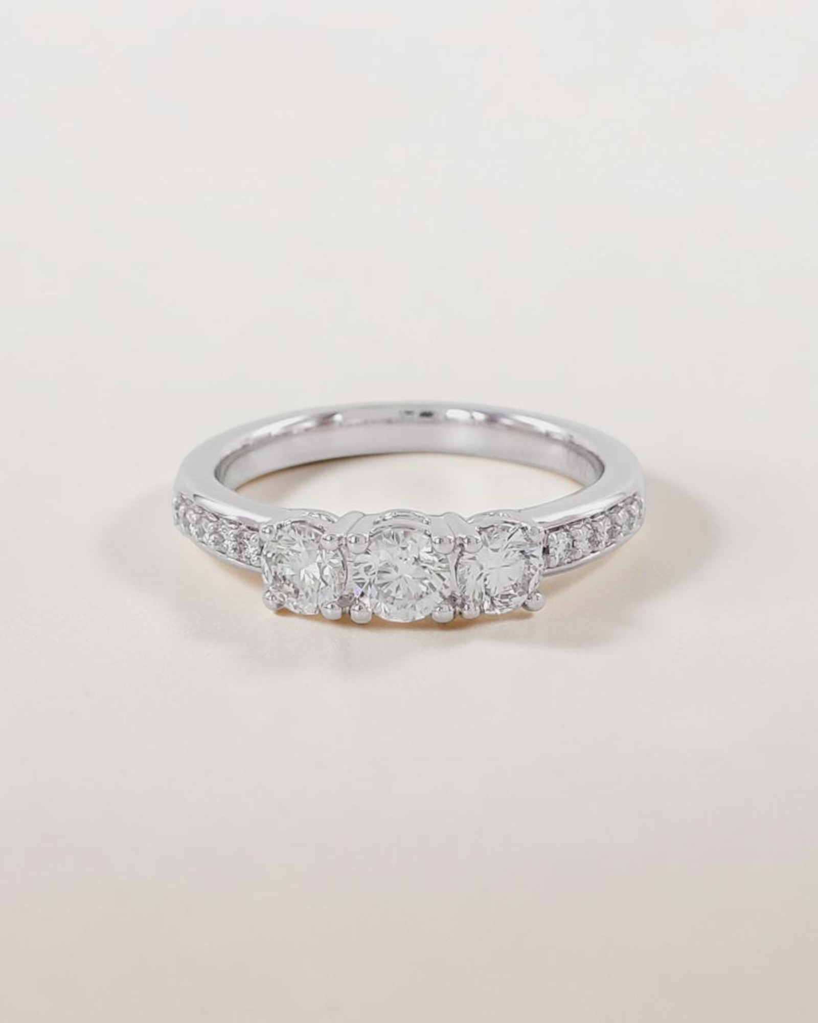 Anillo Tresillo de Brillantes en Oro Blanco