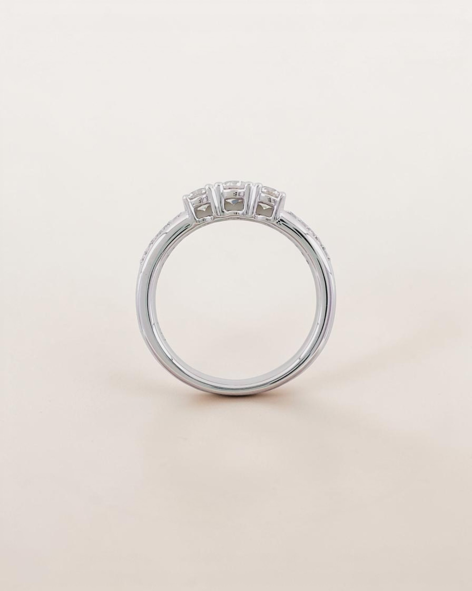 Anillo Tresillo de Brillantes en Oro Blanco
