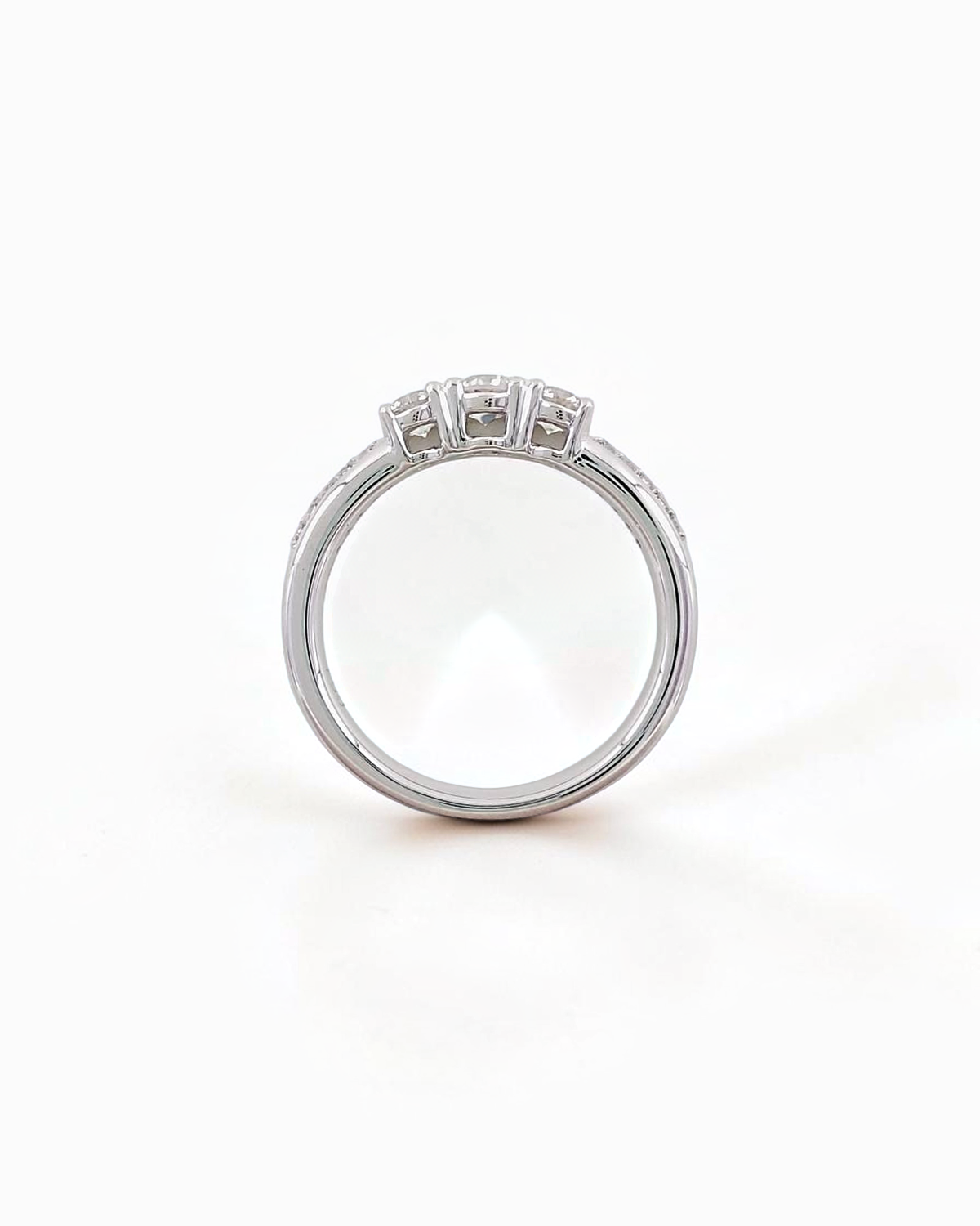 Anillo Triana Tresillo de Brillantes en Oro Blanco