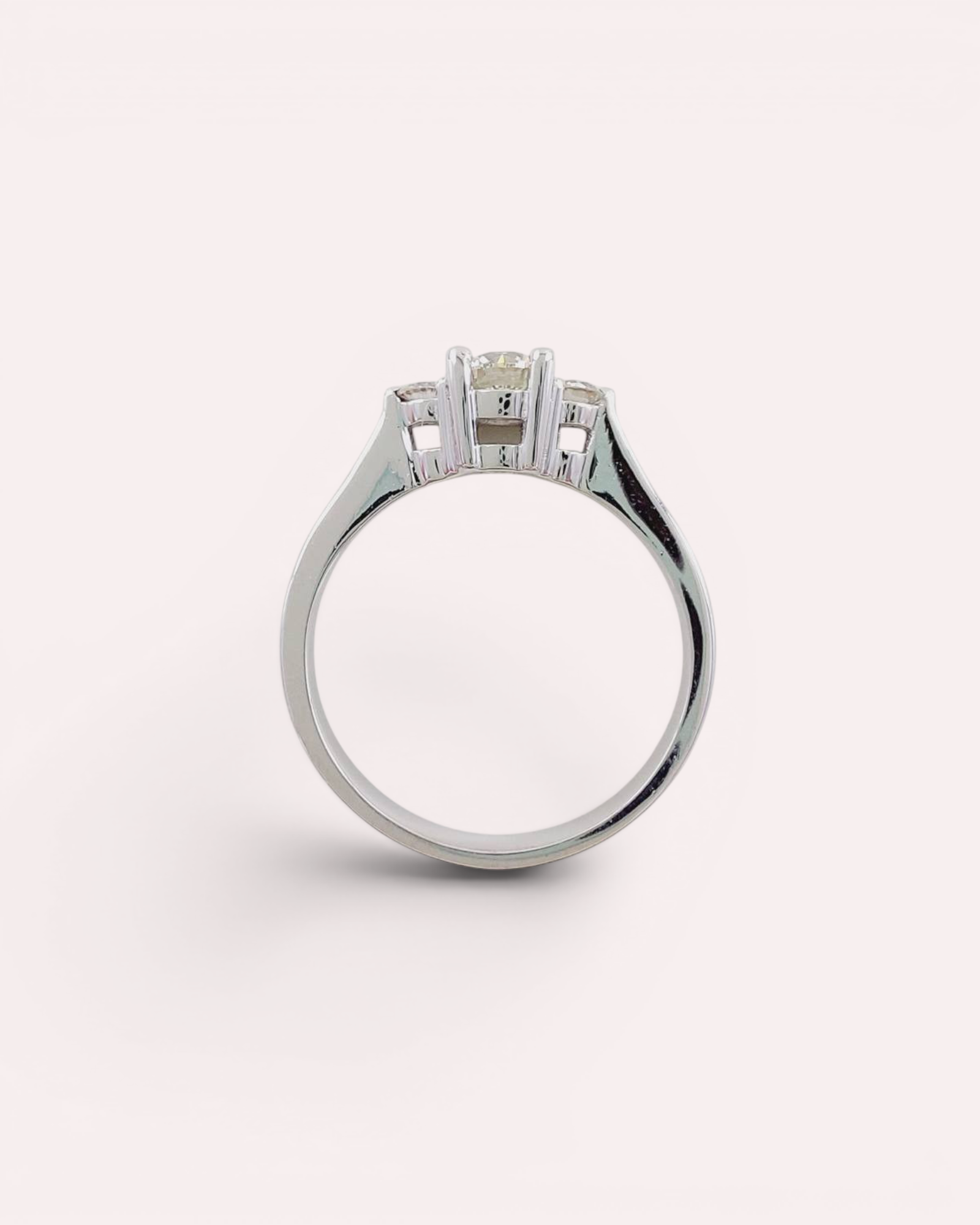 Anillo Tresillo de Brillante Certificado en Oro Blanco