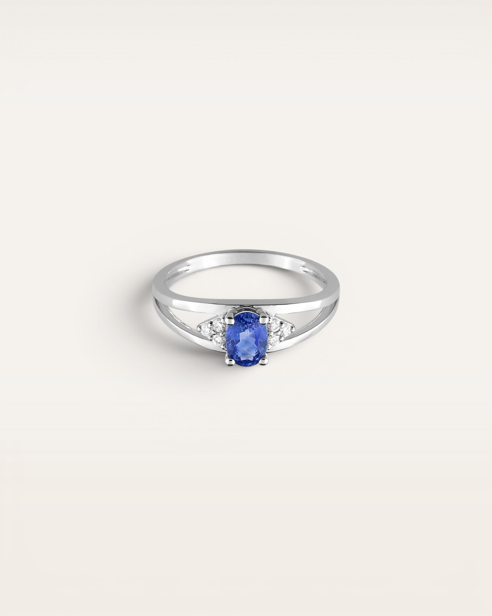 Anillo Zaira Oval de Zafiro en Oro Blanco
