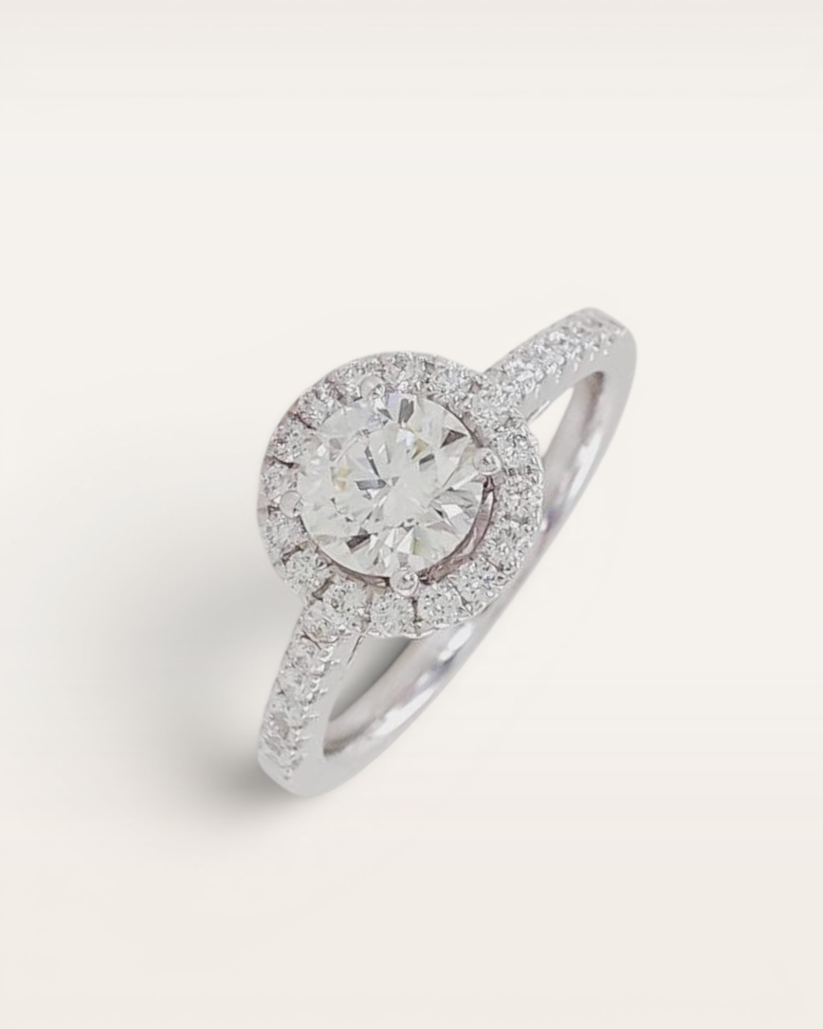 Anillo Halo Lumière con Brillantes en Oro Blanco