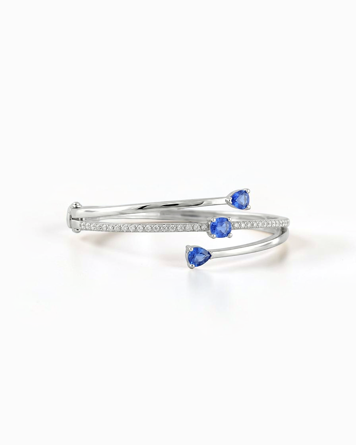 Brazalete Añil de Zafiros y Brillantes en Oro Blanco