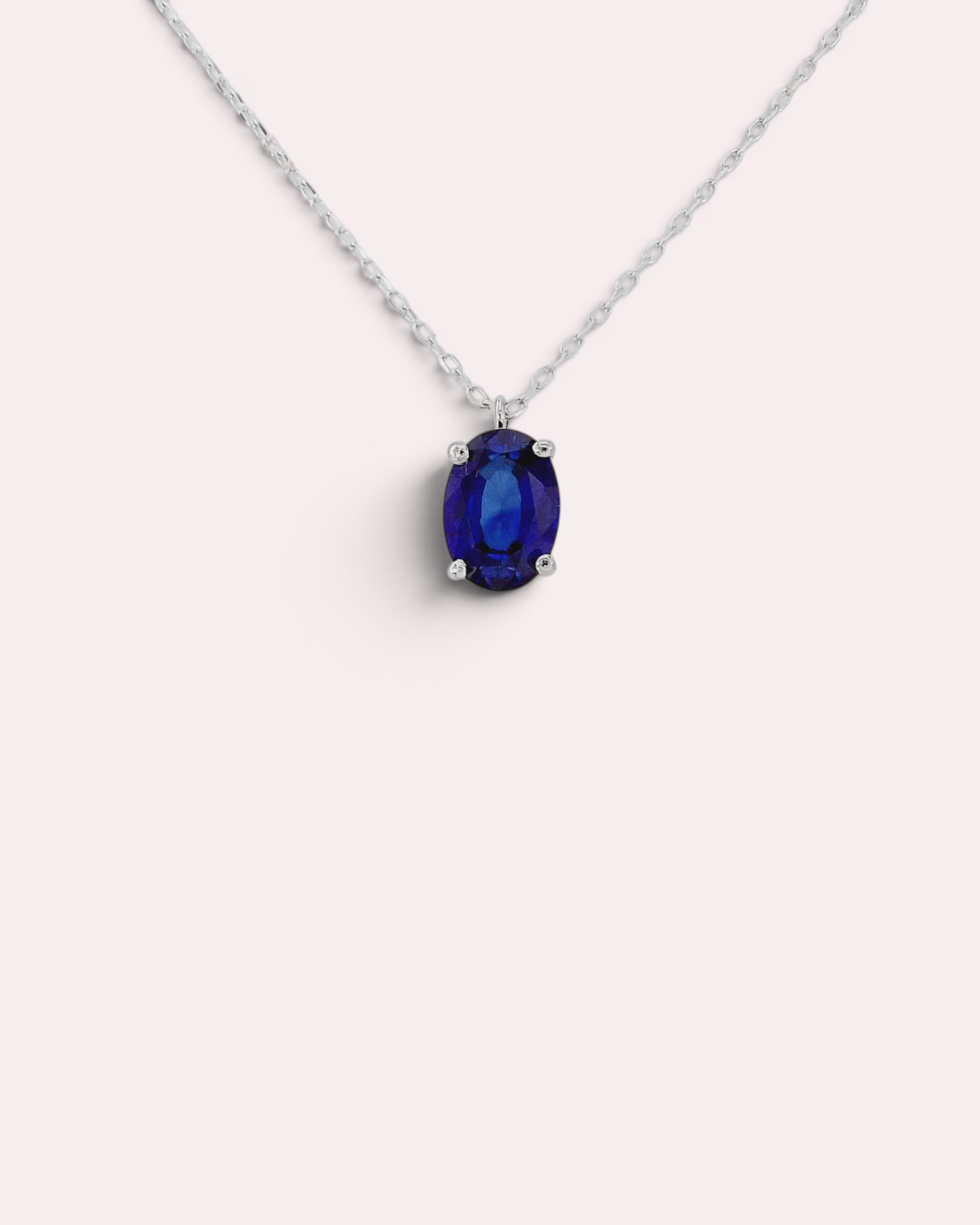 Colgante Solitario de Zafiro Oval en Oro Blanco