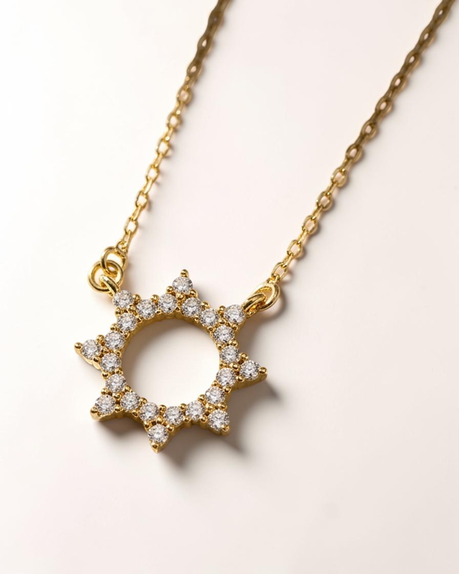 Gargantilla Helia con Colgante Sol en Oro Amarillo