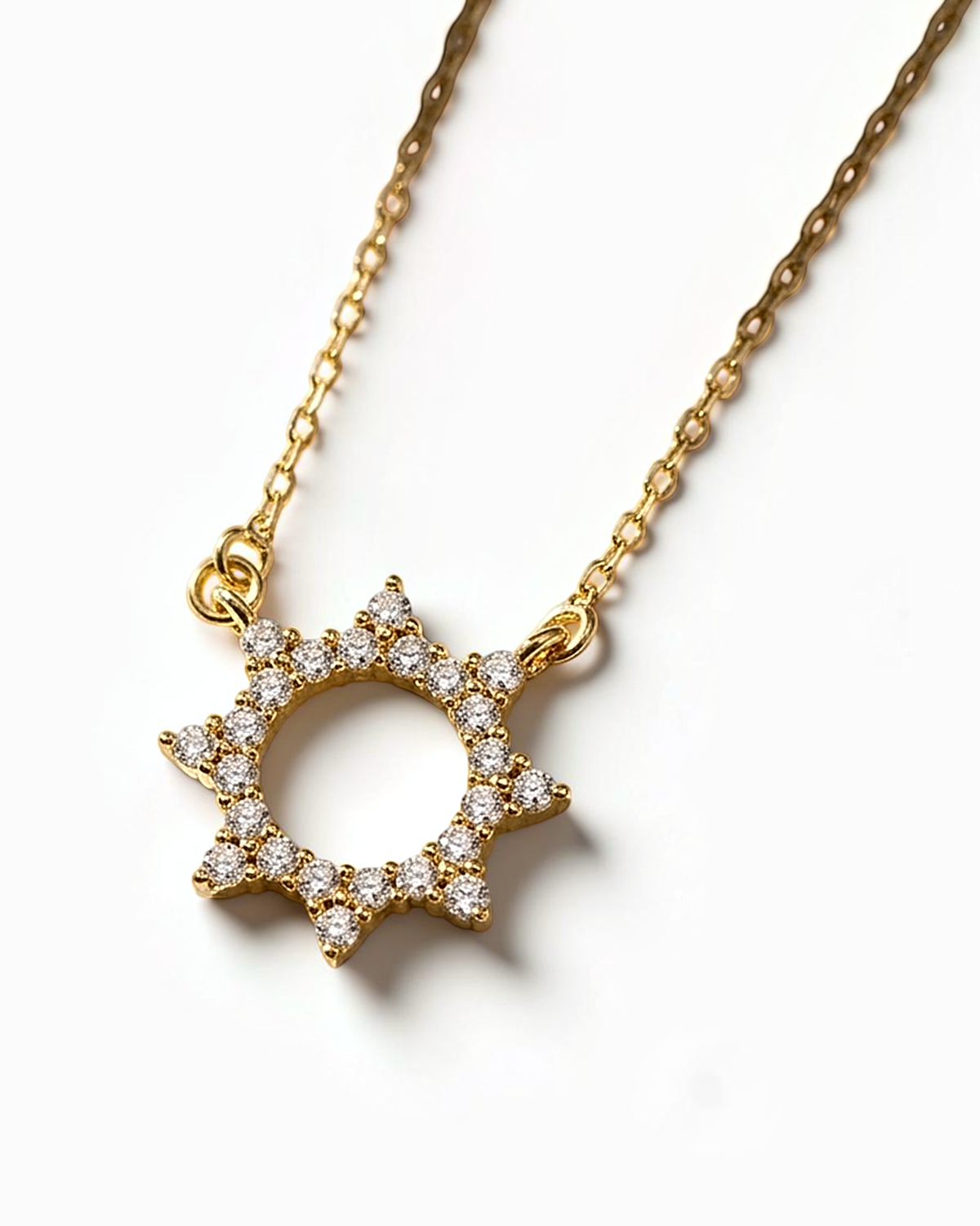 Gargantilla Helia con Colgante Sol en Oro Amarillo