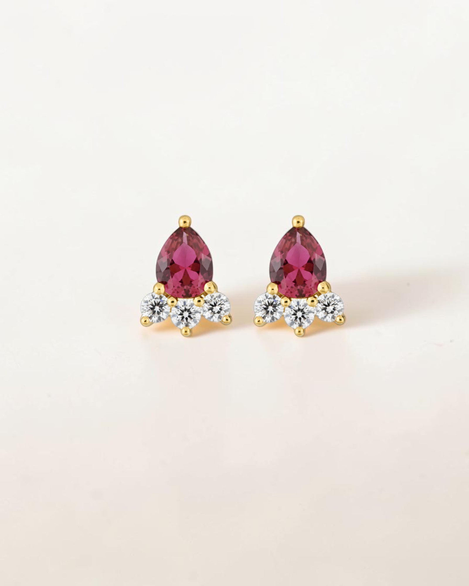 Pendientes Estela Lágrima de Rubí en Oro Amarillo