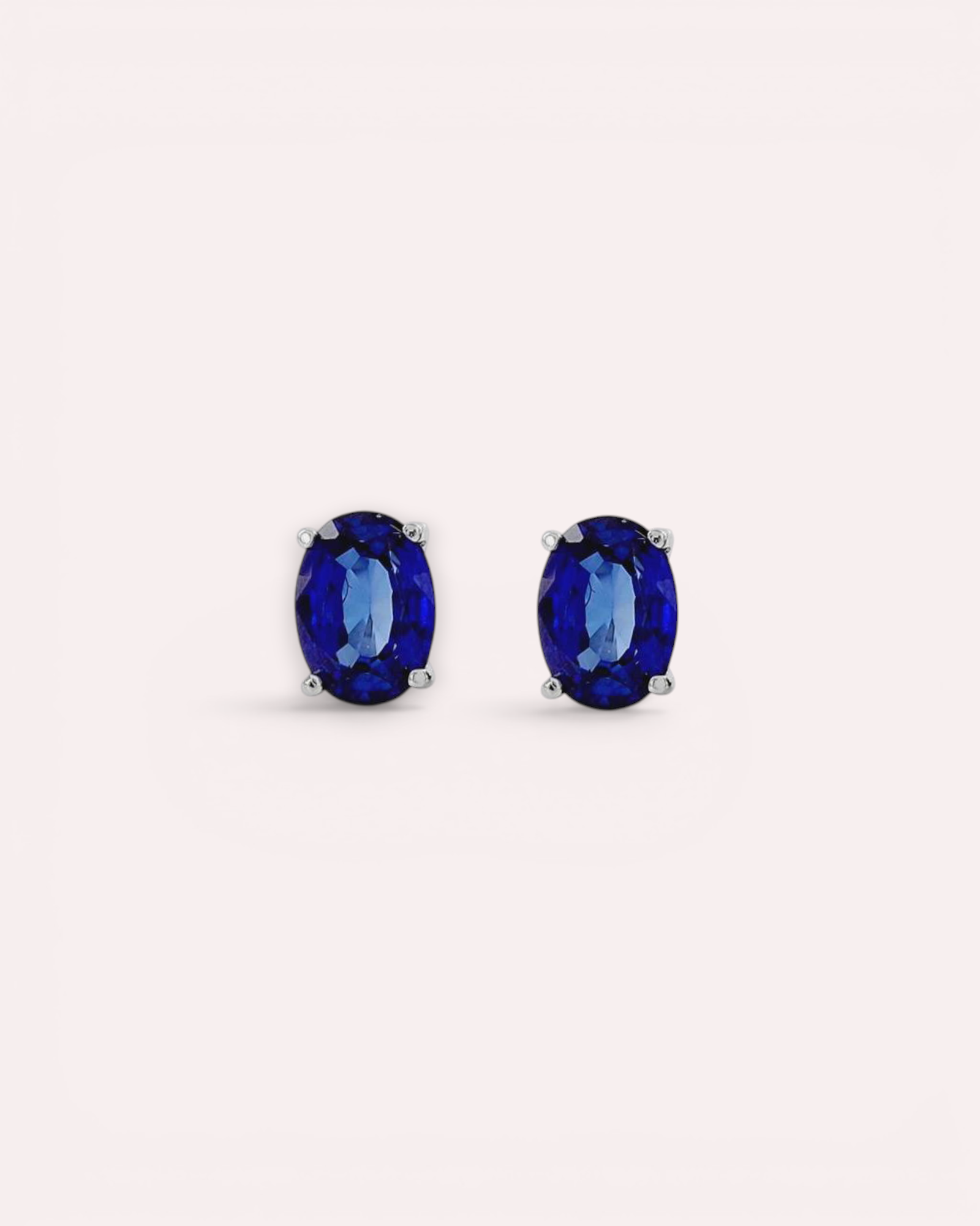 Pendientes Solitario de Zafiro Oval en Oro Blanco