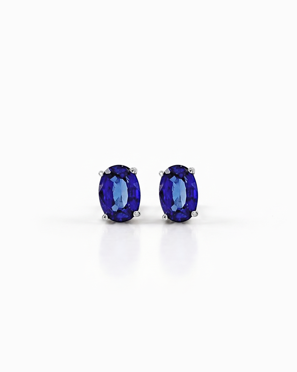 Pendientes Iria Solitario de Zafiro Oval en Oro Blanco