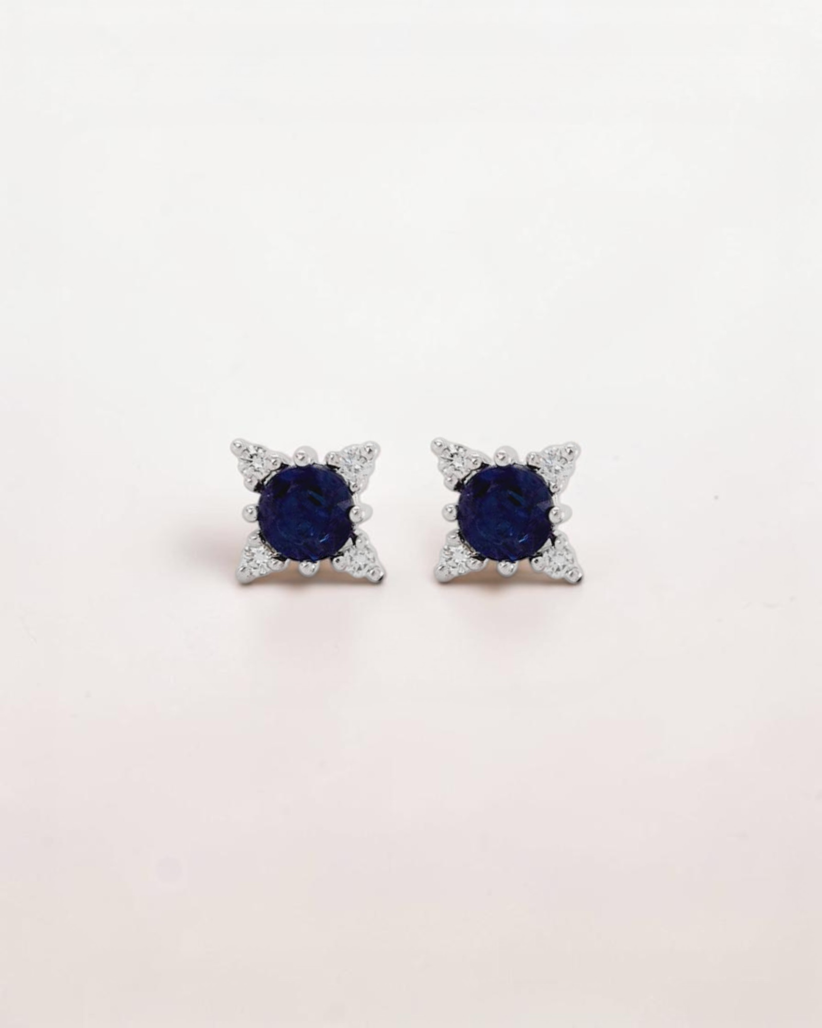 Pendientes Estrella de Zafiro y Brillantes en Oro Blanco