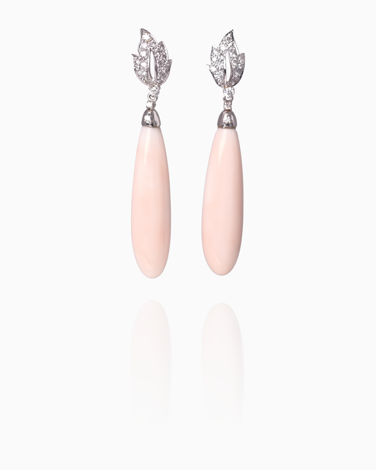 Pendientes Magnolia de Coral Rosa y Brillantes en Oro Blanco