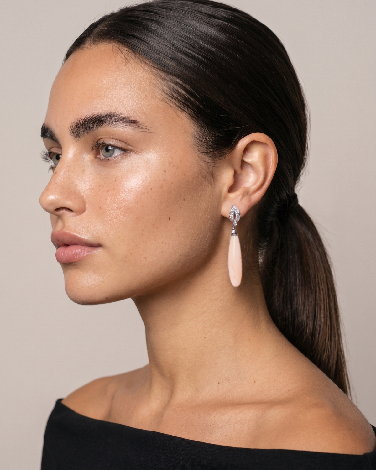 Pendientes Magnolia de Coral Rosa y Brillantes en Oro Blanco