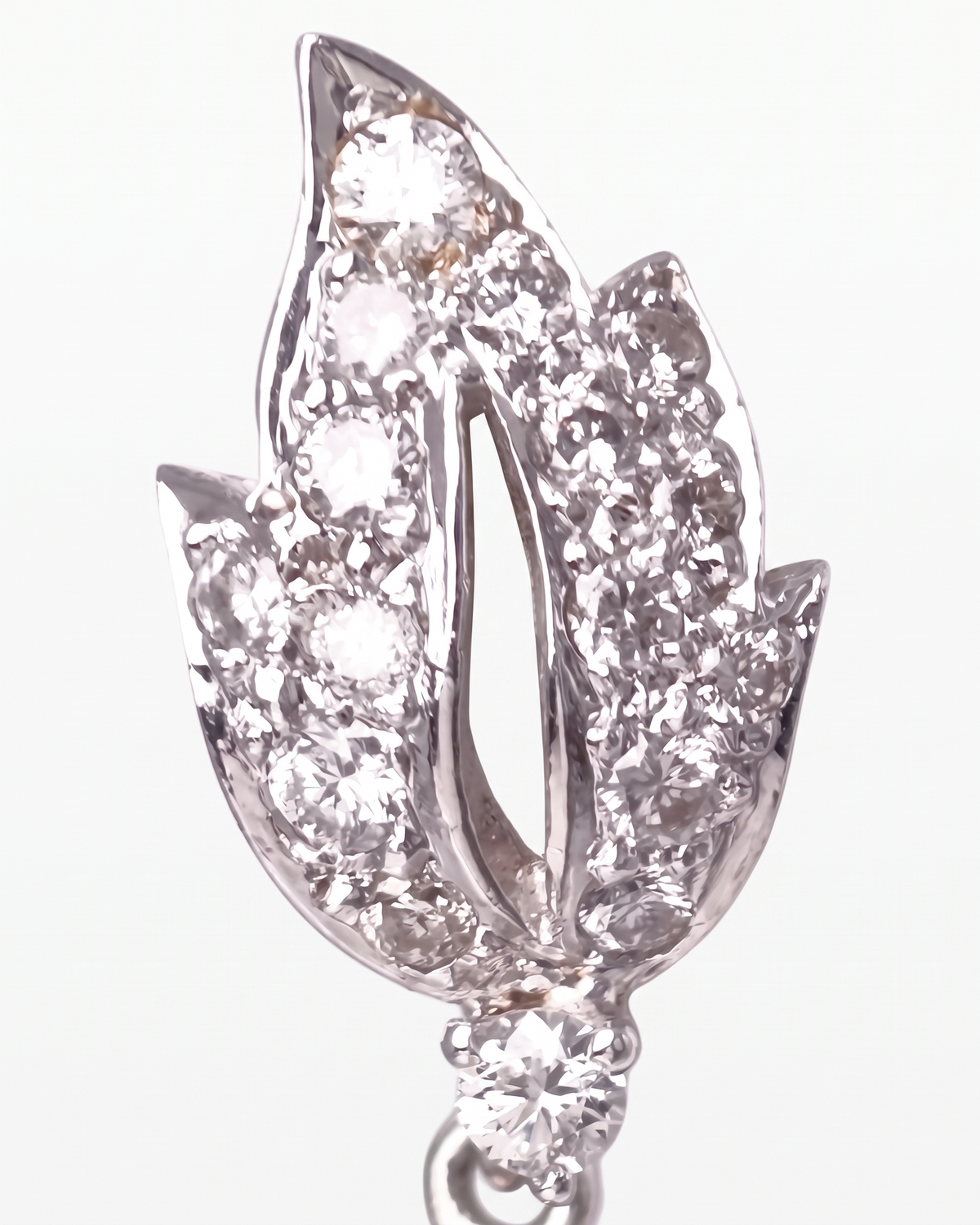 Pendientes Magnolia de Coral Rosa y Brillantes en Oro Blanco