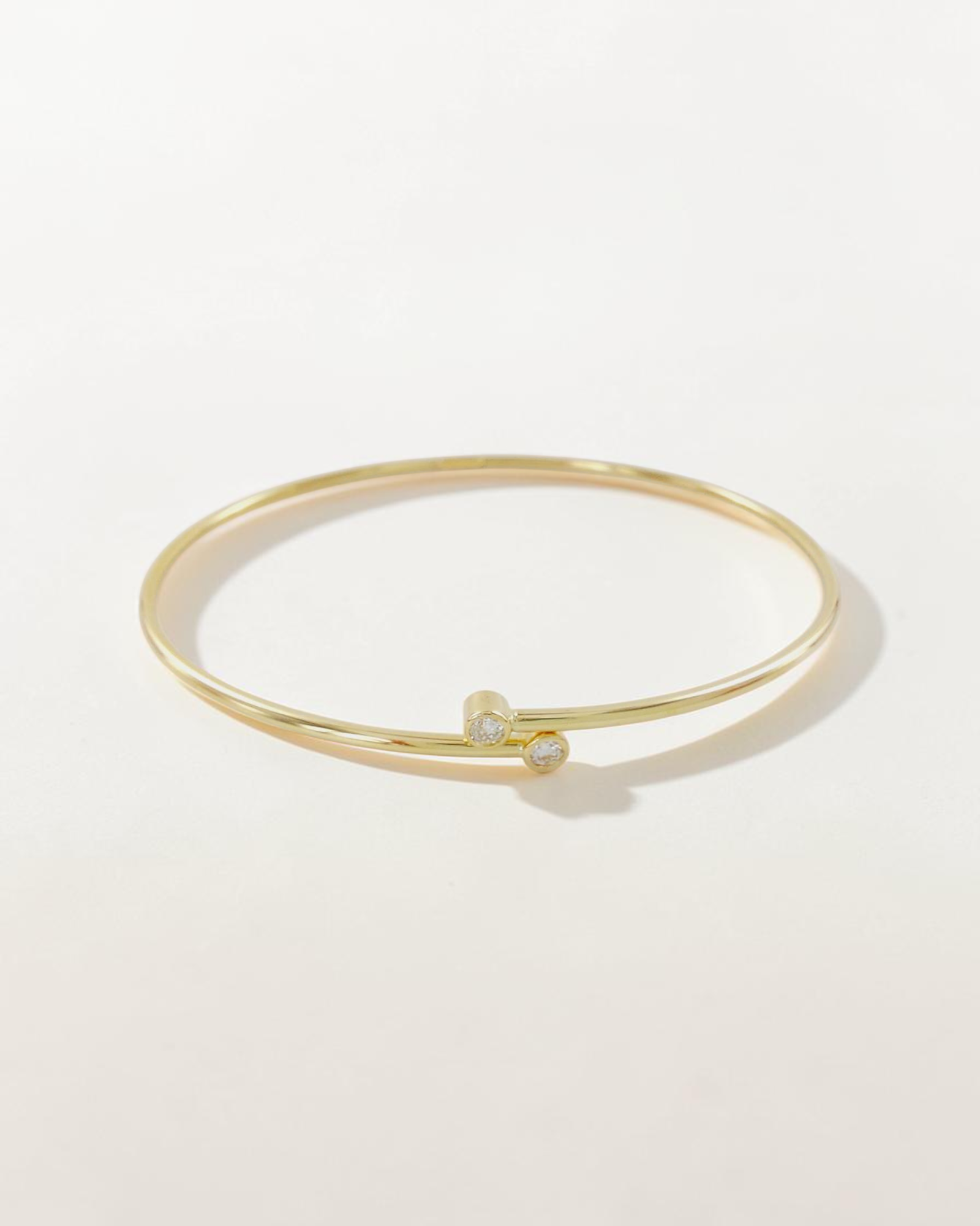 Pulsera Rigida Bypass con Brillantes en Oro Amarillo