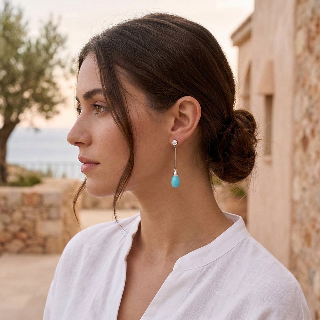 Pendientes Largos en Oro Blanco 18K con Turquesa Natural y Pavé de Circonitas