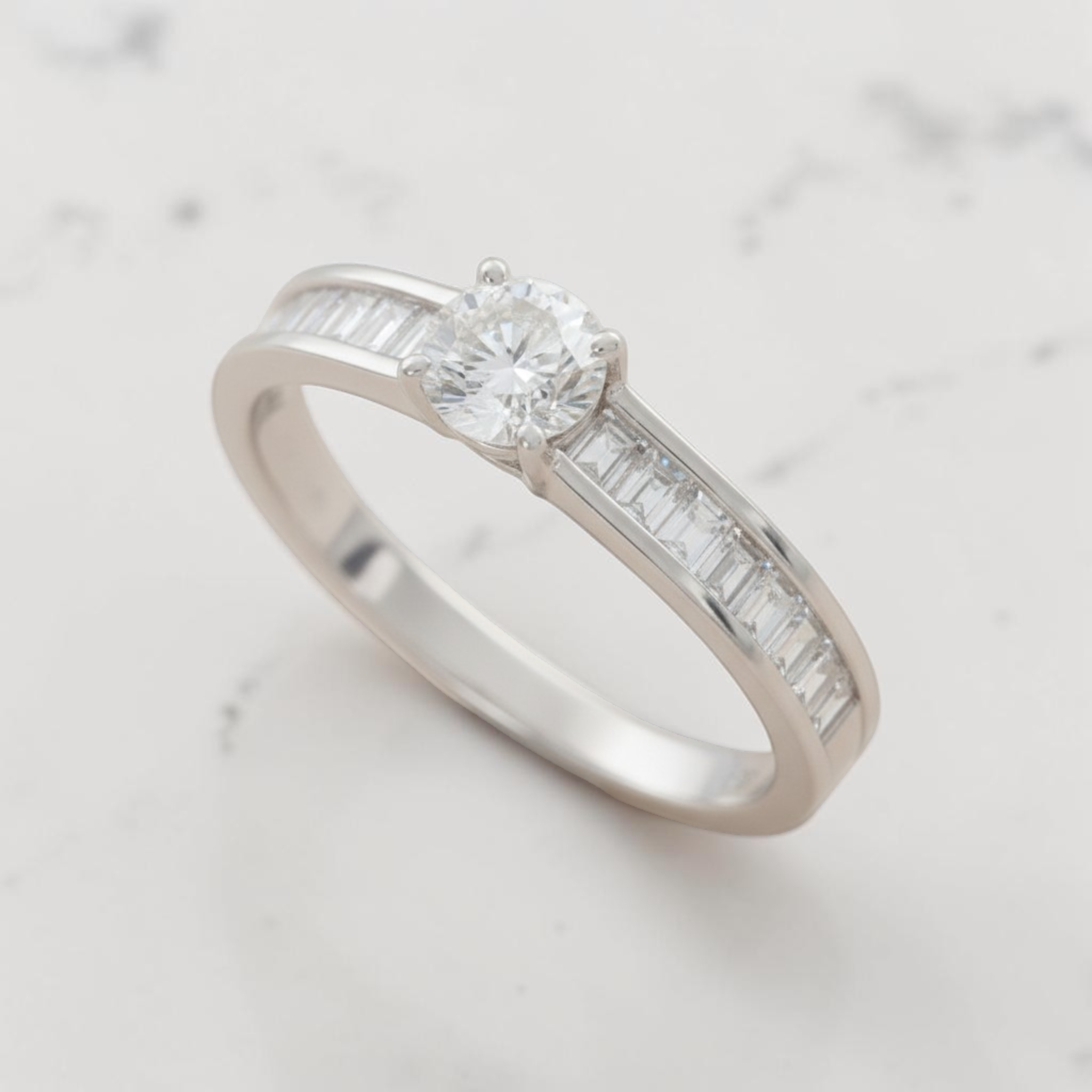 Anillo de Compromiso Brillante y Baguettes en Oro Blanco