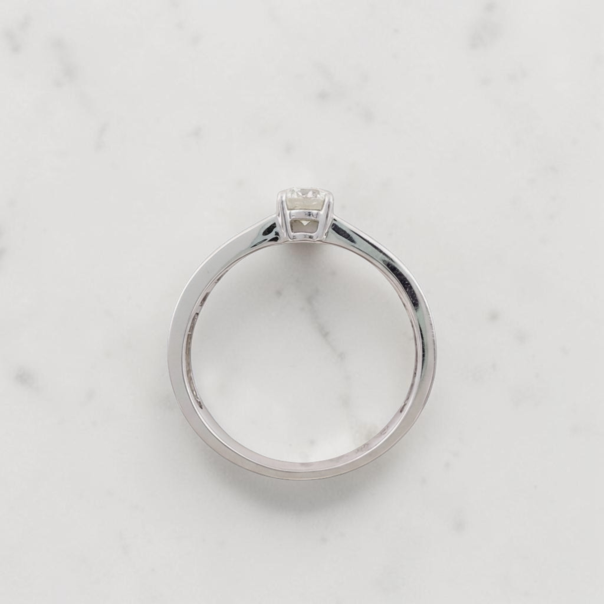 Anillo de Compromiso Brillante y Baguettes en Oro Blanco