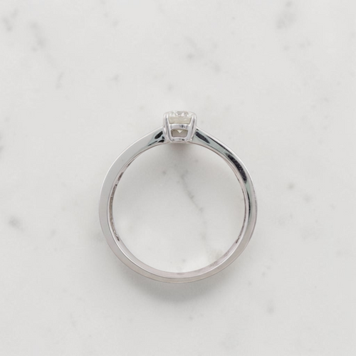 Anillo de Compromiso Brillante y Baguettes en Oro Blanco