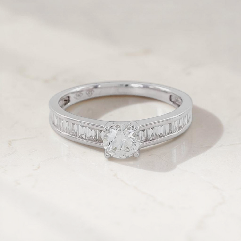 Anillo de Compromiso Brillante y Baguettes en Oro Blanco