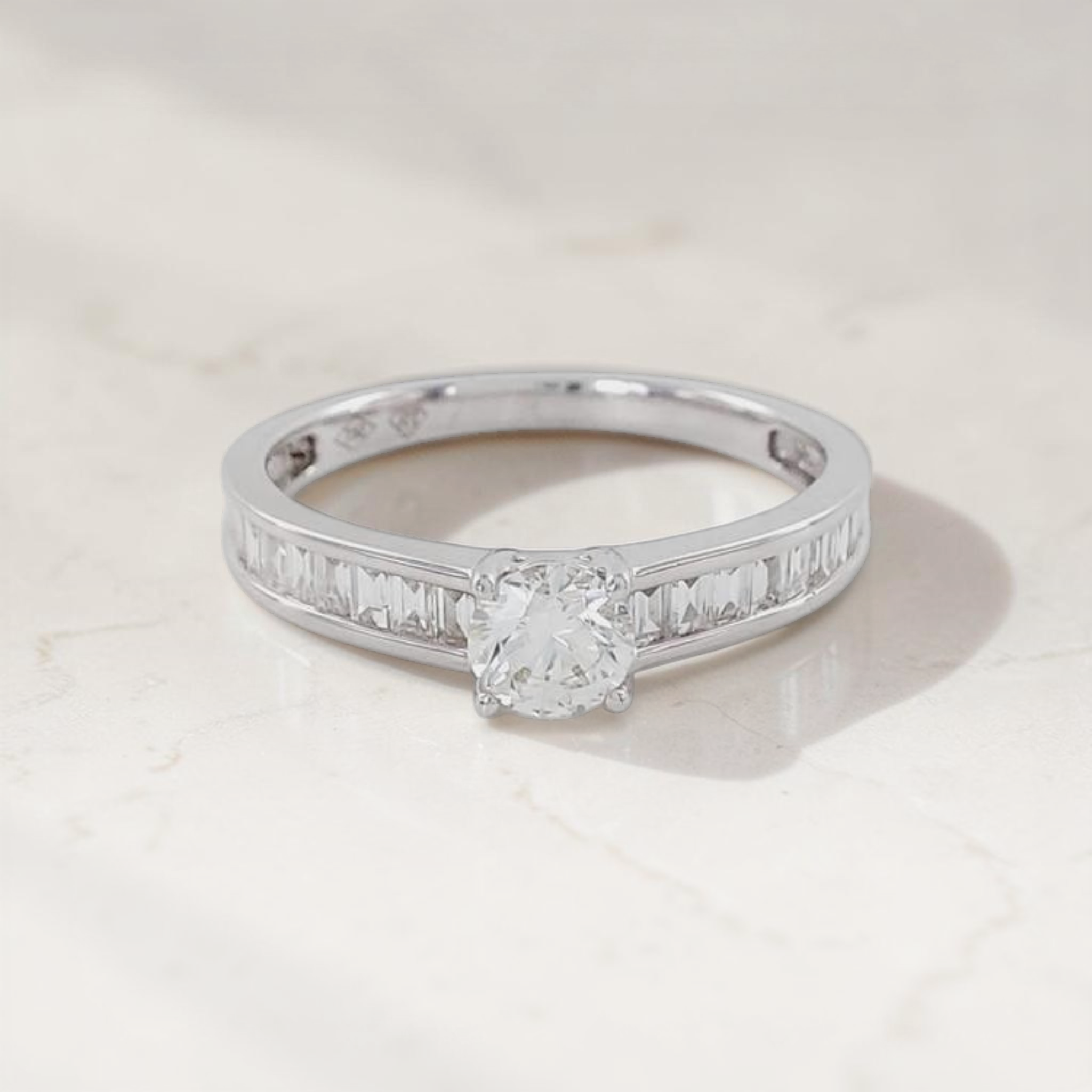 Anillo de Compromiso Brillante y Baguettes en Oro Blanco